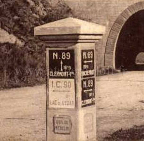 évolution bibendum MichelinPlaque émaillée industrielle sur Borne béton 1920 offerte par Michelin