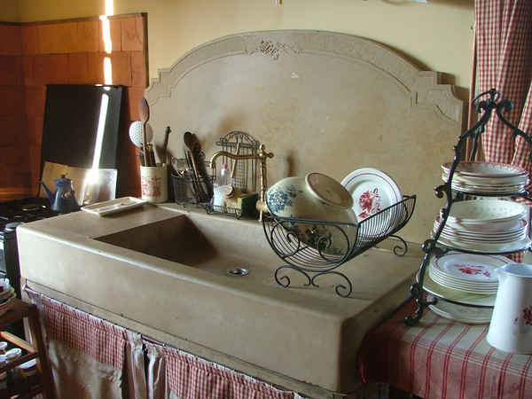 Atelier la licorne Bleue deco luxe L'atelier du Loft conception d'objet insolite de sculpture automobile cadeau voiture met en lumière un tailleur de pierre