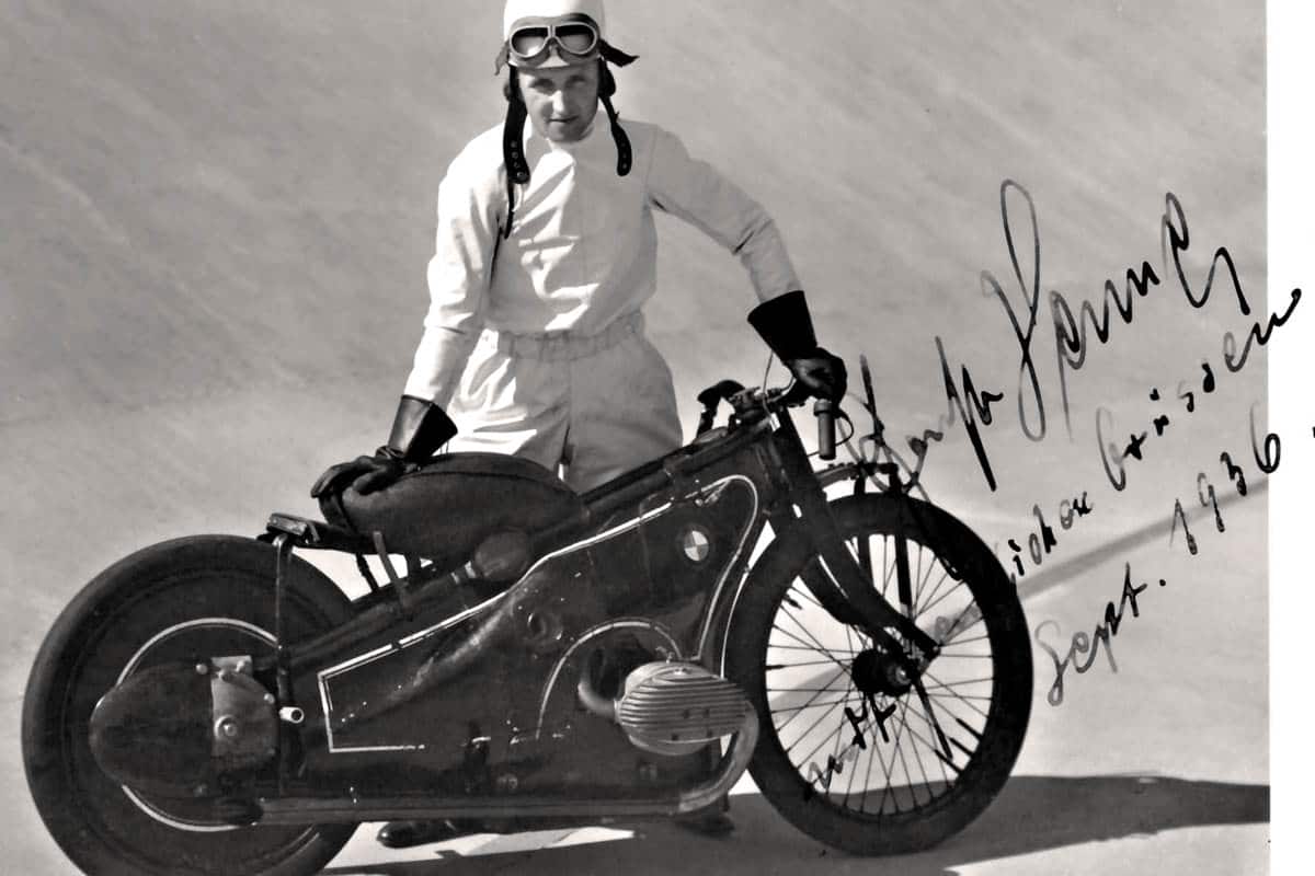 moto BMW Landspeeder Artiste Création de lampe avec piece de voiture. Invitation à la bourse CLASSIC'MOTO AUTO 22.01.2017 pour trouver une pièce pour votre veille pétoire / auto