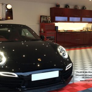 Atelier du Loft. Deco garage mobilier avec pièces auto Juva 4 custom