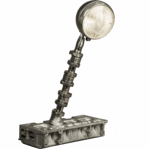 Atelier du Loft Mobilier avec des pièces détachées d'automobile et de moto Harley Davidson