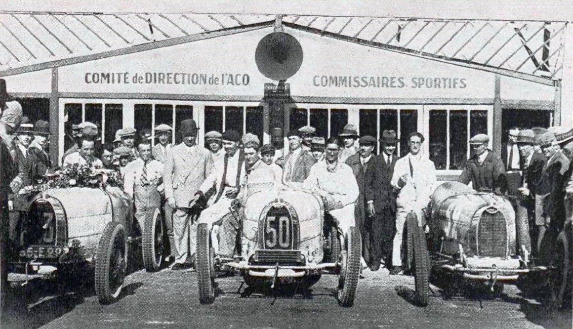 Arrivée du Grand Prix de Bugatti 1928 Derancourt Albertine (Marie) Atelier du Loft Mobilier avec pièces auto