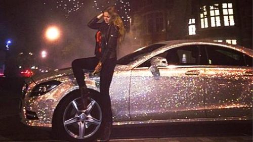 Preparateur automobile luxe couvre une mercedes de bijoux pour 25.600€