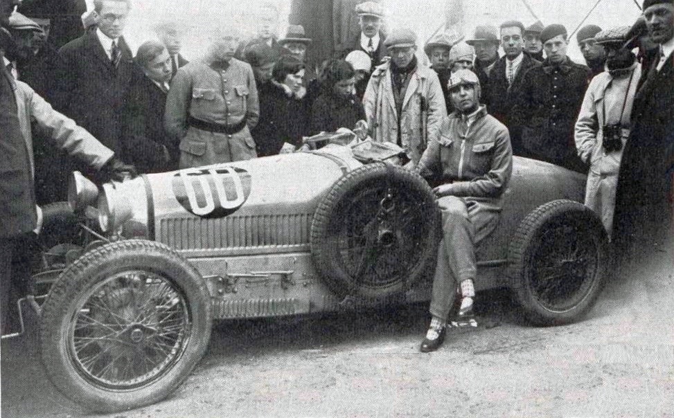 Lucy_Schell_à_la_Coupe_de_Bourgogne_1928,_sur_Bugatti_37A