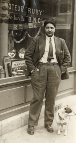 Violette Morris devant son magasin de la porte Champerret