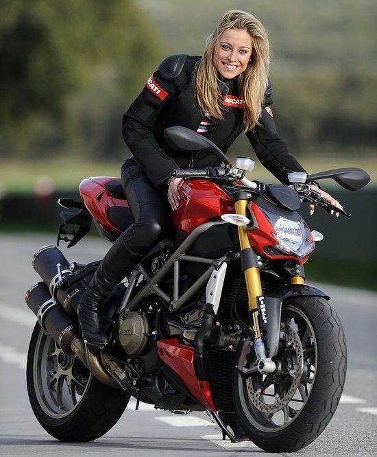 Daniela DAUDE artiste Mobilir avec pièces de moto. Plein d'idées cadeaux pour passionnés de moto. Programme pour roulage sur circuit au Mans avec votre moto