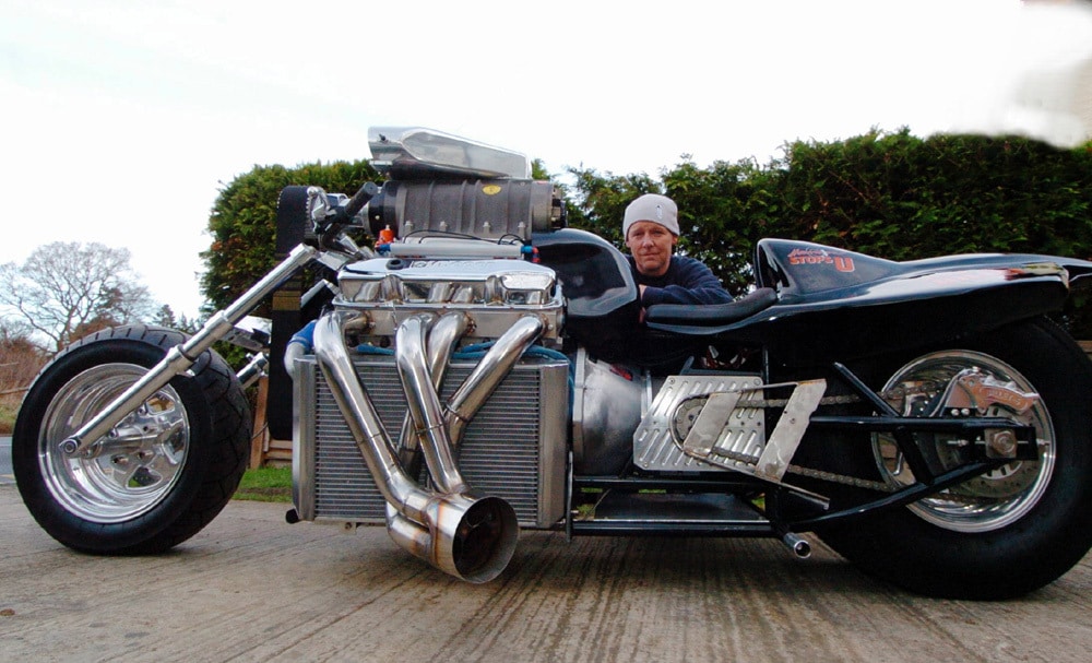 Daniela DAUDE artiste Mobilier avec pièces détachées d'auto et de moto. Article sur l'imposante moto de 1200CV de Nick Argyle fabriquée avec un moteur V8