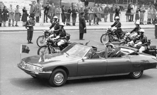 Daniela DAUDE Mobilier avec pièces auto, souvent d'une voiture de luxe Vous trouverez plein d'idées cadeaux pour fan d'auto Article sur la SM Présidentielle