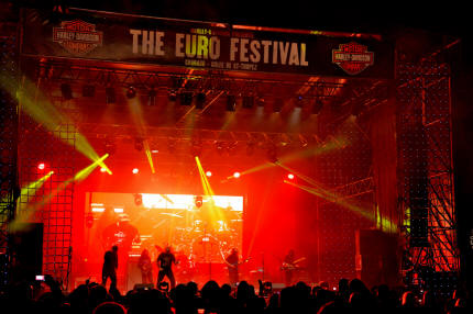 Programme EuroFestival Grimaud Harley-Davidson au bord de la plage St Tropez jusqu’à Grimaud, Que vous soyez amateurs ou passionnés, c'est un événement à ne pas manquer. Des milliers de motos défilent dans un bruit assourdissant. Agenda auto moto de Daniela DAUDE artiste, mobilier avec pièces autos motos