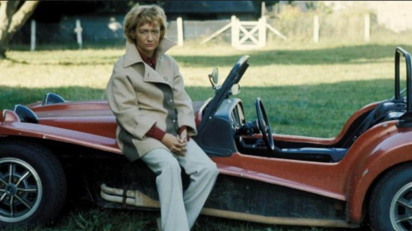 Daniela DAUDE Création de mobilier avec pièce auto Trouvez plein d'idées cadeaux pour fan d'auto Article sur enchère de la Lotus Seven S4 de Françoise SAGAN