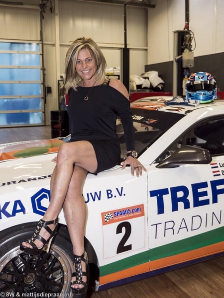 Daniela DAUDE artiste sur l'univers automobile Mobilier avec pièces détachées auto moto Article sur Liesette Braams Femme pilote belle et talentueuse