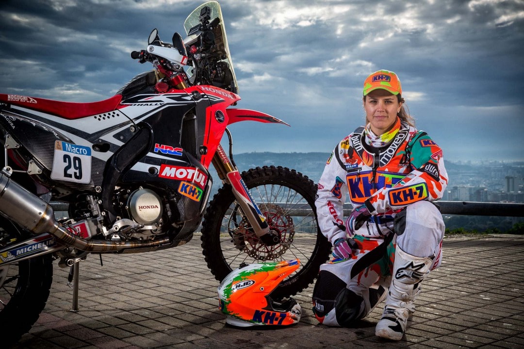 Daniela Daude Mobilier avec pièces auto moto. Article sur Laia Sanz 13 fois Championne du monde,10 fois vainqueur trial féminin aux Championnats  européen 