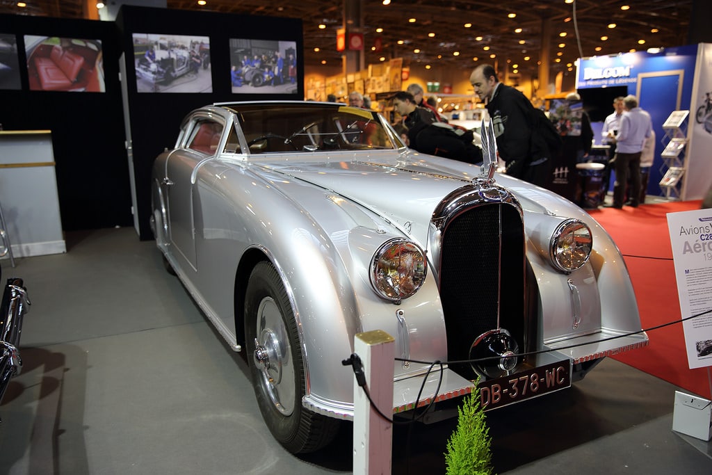Daniela DAUDE artiste mobilier avec pièces automobiles et motos Article sur la sublime auto Voisin C28 Aérosport habitacle conçu par l'illustre firme Hermès