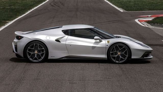 Article créé par Daniela DAUDE artiste sur l'univers de l'auto Ferrari 458 revisitée, une commande spéciale model unique Ferrari 458 MM pour un riche client