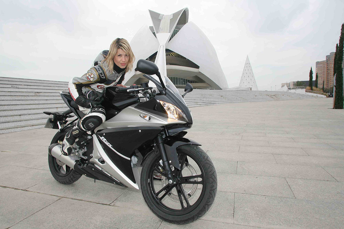 Article créé par Daniela DAUDE artiste sur l'univers de l'automobile et la moto La carrière de Karine Stiz femme pilote Multi disciplines moto, son parcours