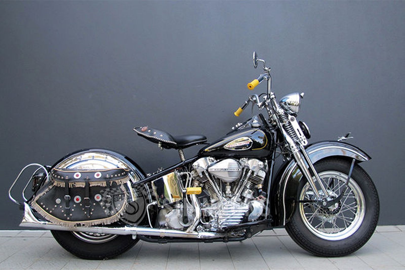 harley 1940 Agenda événements autos motos Daniela DAUDE artiste, mobilier avec pièces auto. Expo Véhicule Moto de légende TEYRAN 1 repas offert par véhicule ou moto