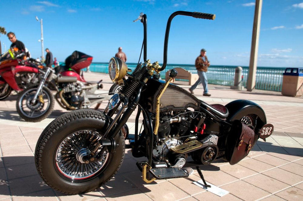 Infos sur la Bourse échanges Rassemblement Harley Davidson Rassemblement de véhicules anciens PEROLS 1er dimanche d'octobre Paella offerte aux 100 premières autos Agenda événements autos motos de Daniela DAUDE artiste, mobilier avec pièces auto moto