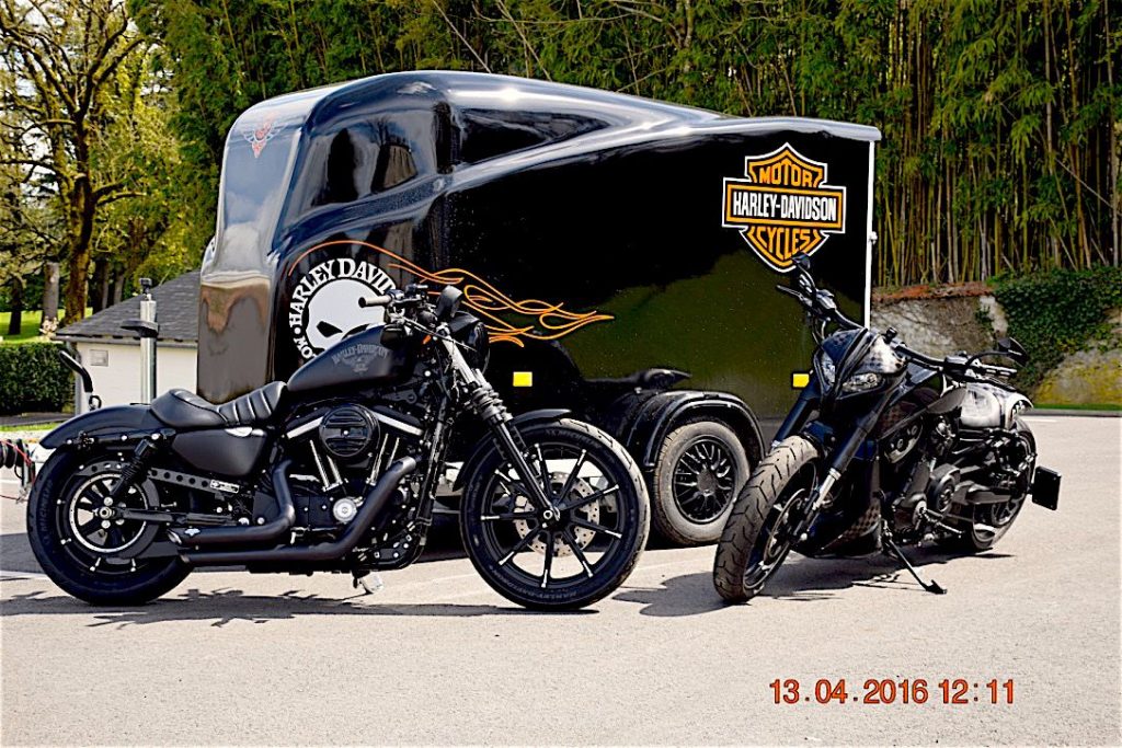 Ducati Détail de l'US Bikers Show Maisons Laffitte 1er novembre baptême Harley Davidson. Au profit des Enfants handicapés de Garches. Agenda événements auto moto Daniela DAUDE artiste Mobilier avec pièces auto moto