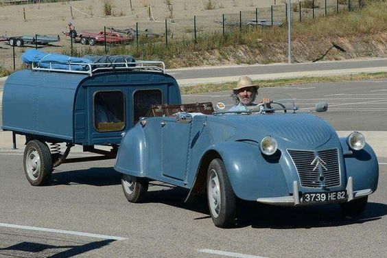 2CV  Bourse auto moto PONS c'est Place de l Europe (17800) organisée par le Club de voitures anciennes