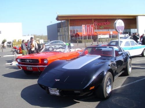  Chevrolet Corvette C3 Stingray Sur le Parking du supermarché 10/13h RDV auto mensuel BERGERAC motos voitures, anciennes, sportives Agenda événements auto moto Daniela DAUDE artiste. Mobilier avec pièces auto moto