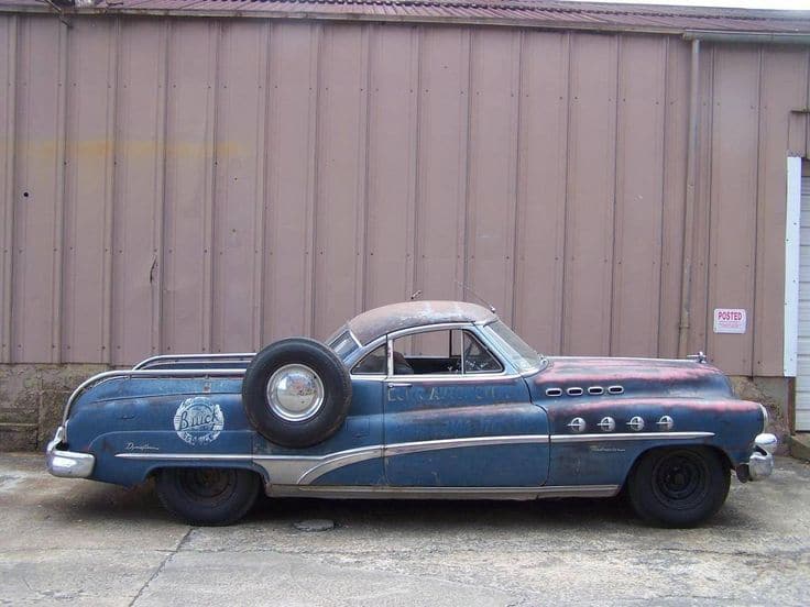 Buick Roadmaster 1950 Rétrobroc Sucy en Brie, bourse d'échange, voiture anciennes, miniatures; Agenda auto moto en France et Europe de Daniela DAUDE artiste mobilier avec des pièces détachées de voitures et motos