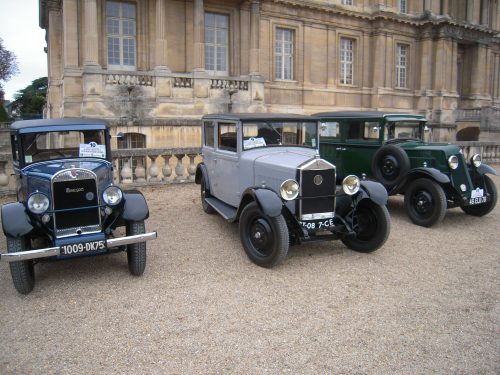 Mensuel autos MAISONS-LAFFITTE 78 dernier dimanche à l'Hippodrome voitures +de 30 ans. Agenda événements autos motos Daniela DAUDE artiste Mobilier avec pièces auto