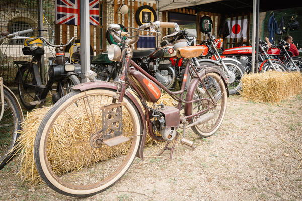 Rétrobroc de Sucy en Brie, bourse d'échange, voiture anciennes, miniatures; Agenda auto moto en France et Europe de Daniela DAUDE artiste mobilier avec des pièces détachées de voitures et motos