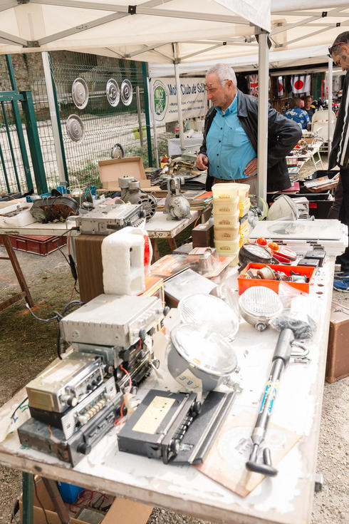 Rétrobroc de Sucy en Brie, bourse d'échange, voiture anciennes, miniatures; Agenda auto moto en France et Europe de Daniela DAUDE artiste mobilier avec des pièces détachées de voitures et motos