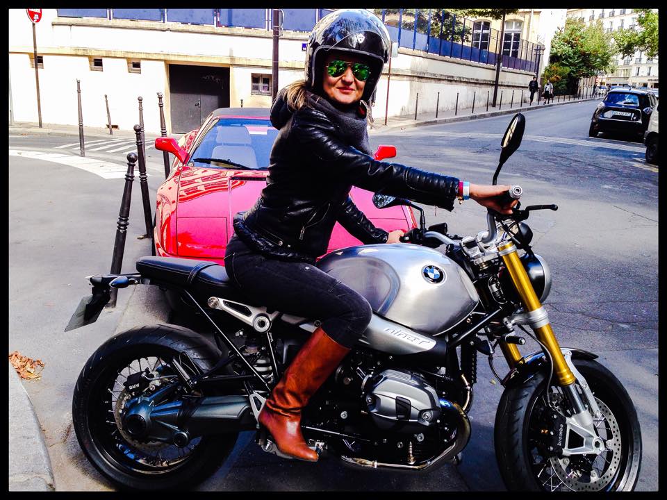 Daniela DAUDE artiste Mobilier avec pièces auto moto Be My Woman BMW GENNEVILLIERS 50 bikeuses de chez Mymy Rider Paris 20e vers Moto Loft Gennevilliers