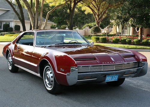 oldsmobile toranado 1966 Oldsmobile Toronado Article rédigé par Daniela DAUDE artiste Mobilier avec pièces auto moto 1966 La Toronado était à sa sortie la traction avant la plus puissante du monde.