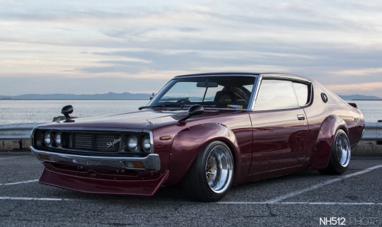 Article rédigé par Daniela DAUDE artiste sur l'univers auto Nissan Skyline GT-R KPGC110 restera la dernière GT-R produite pendant 16 ans jusqu’à la BNR32.