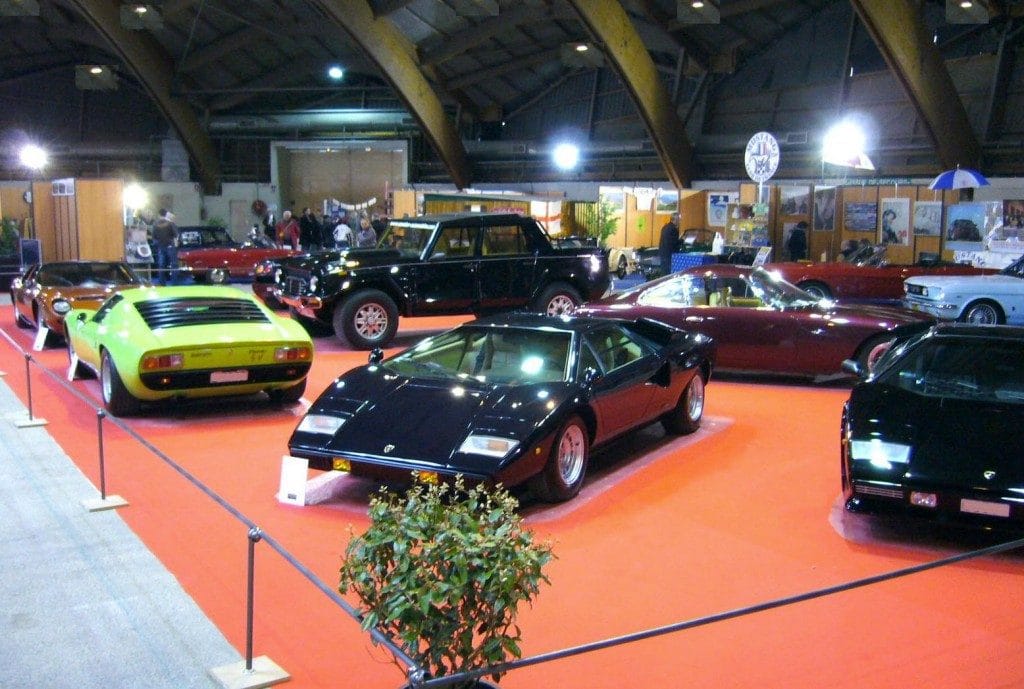 PLAN Avignon Motor Festival épopée de 3 jours à ne pas manquer avec son immense bourse Agenda événements auto moto de Daniela DAUDE Artiste mobilier avec pièces détachées de voitures et motos
