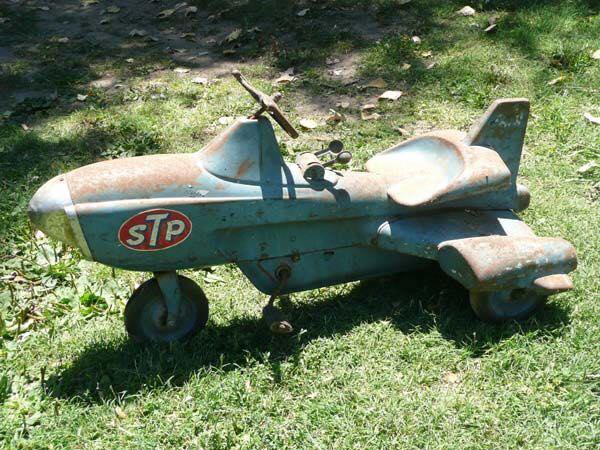 Bourse Jouets anciens CRIQUETOT-L'ESNEVAL dans un gymnase Agenda événements autos motos en France et Europe de Daniela DAUDE artiste Art automobile
