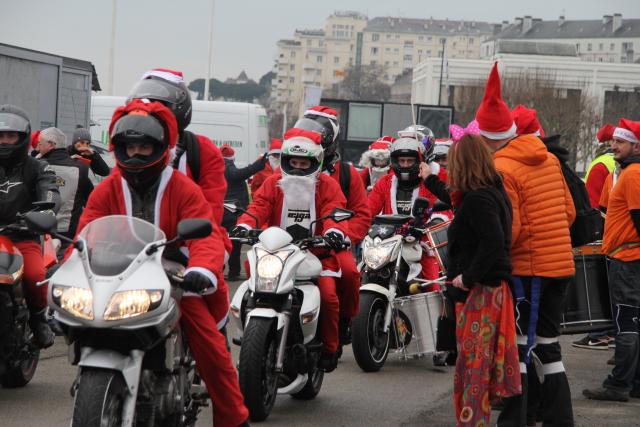 Pères Noël motards de NANTES la générosité des motards redonne le sourire à des enfants. Amis motards venez participer à cette balade avec un jouet neuf.