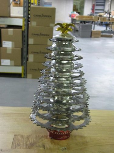Idées de sapin de Noël pour passionnés d’auto moto Toutes pièces détachées peuvent être détournées à condition d’arriver à leur donner la forme d’un sapin