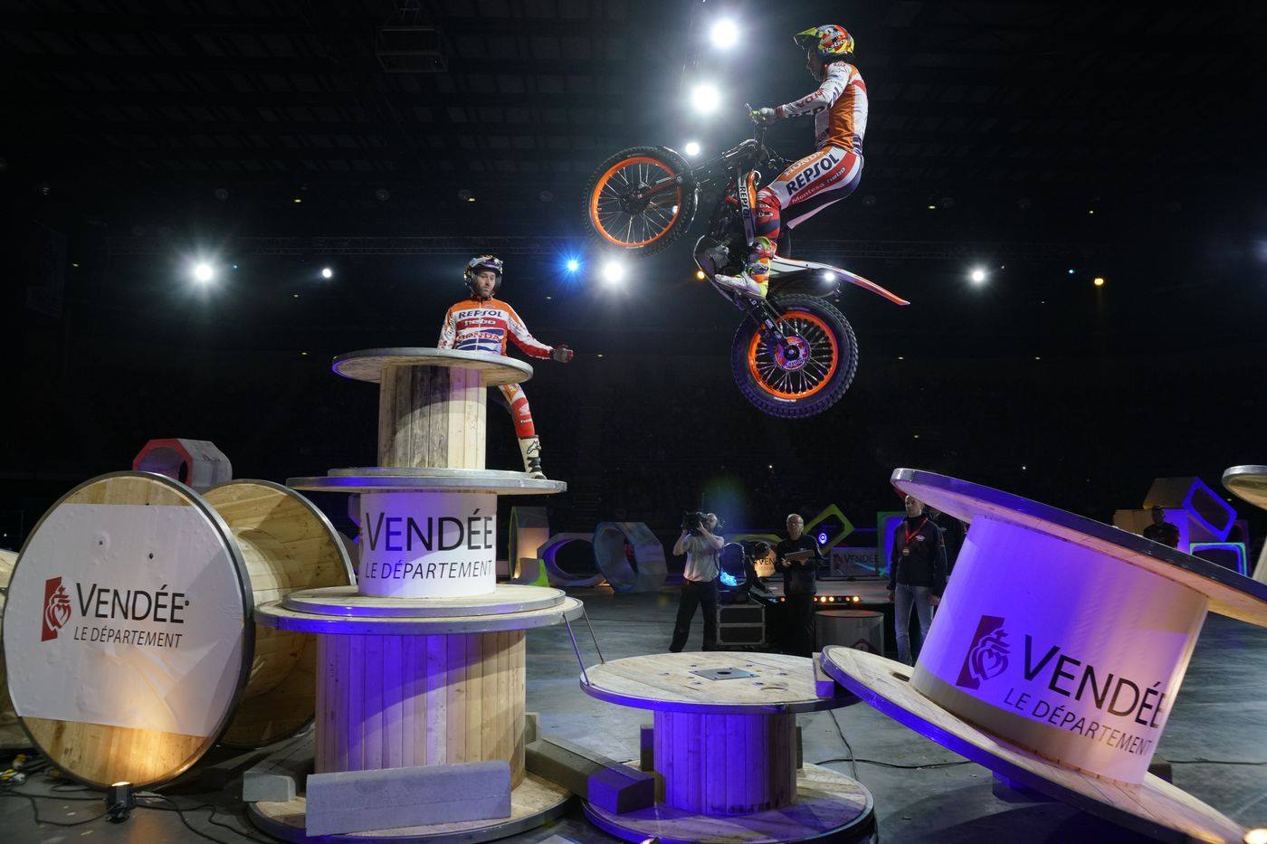Championnat du Monde moto X-Trial PARIS Agenda événements autos motos France Europe de Daniela DAUDE artiste Art automobile Mobilier avec pièces autos motos