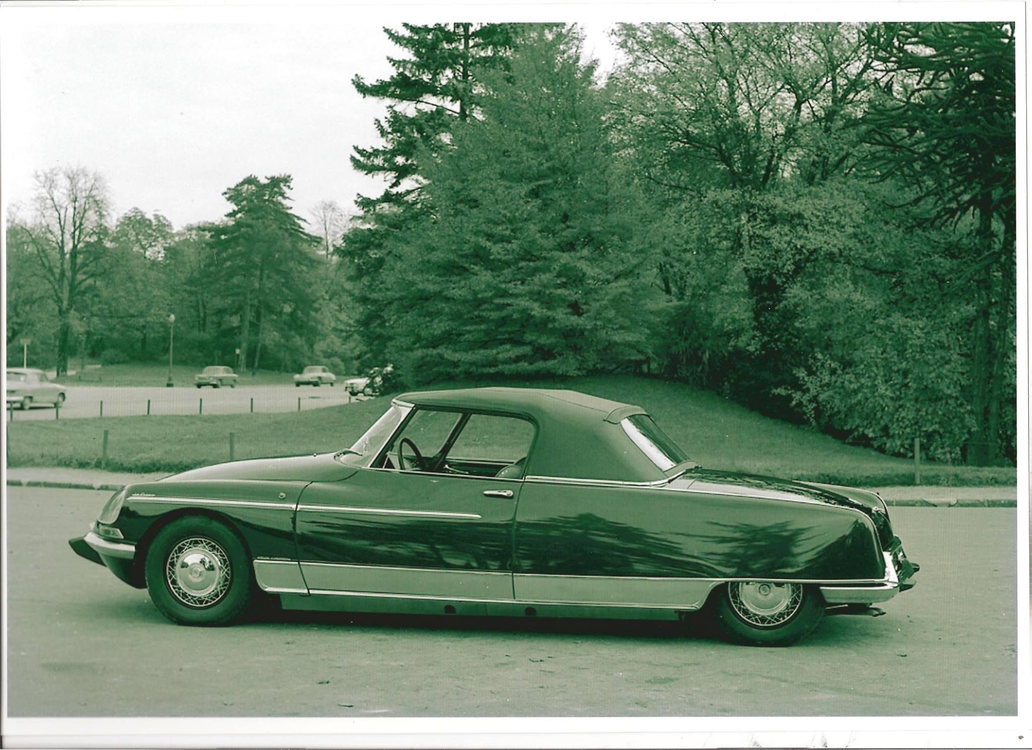 1968 Citroen Ds21 Cabriolet. Rassemblement mensuel auto LUCON 85 Dernier dimanche parking Supe U |Agenda auto moto en France Europe de Daniela DAUDE artiste Mobilier avec pièces autos moto