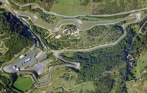 Pour Piloter sa voiture sur Circuit Charade : Voici les infos : Coordonnées du circuit, détail du tracé, vue aérienne, calendrier et inscription des prochaines sorties...