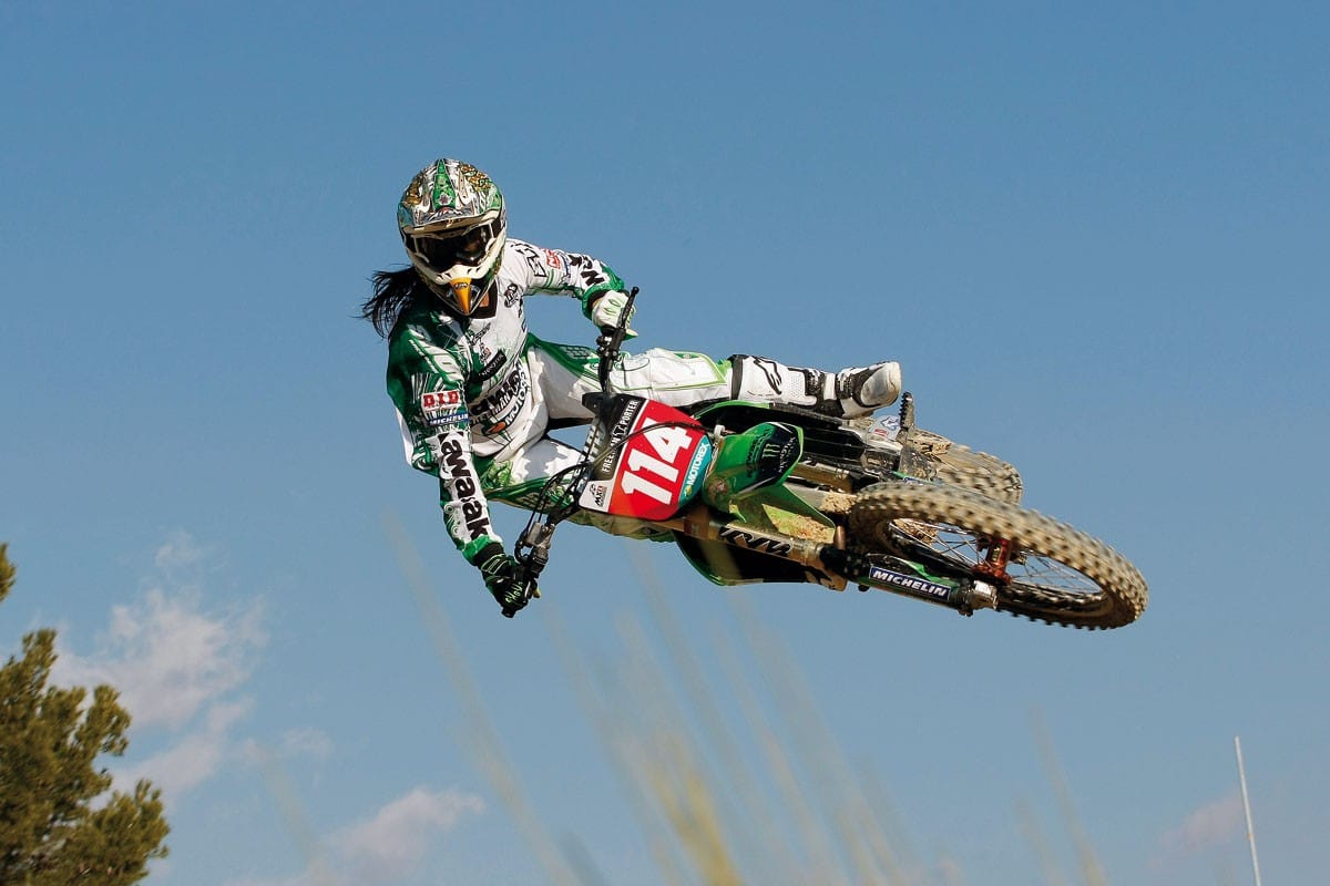 Livia Lancelot,motocross 2 fois championne du Monde, Sextuple Championne de France Article rédigé par Daniela DAUDE artiste mobilier avec pièces autos motos