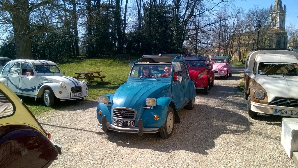 Weekend de Pâques Fête de la 2CV Sathonay Bourse, ballade, tombola, jeux, DJ, concert, camping, 1 repas/personne pour 15€- Agenda événement de Daniela DAUDE artiste Mobilier avec pièces auto