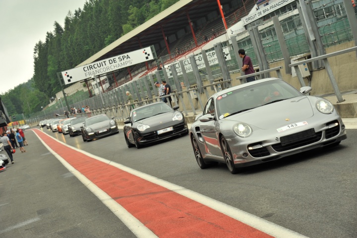 Porsche Club Francorchamps Days - Agenda auto moto de Daniela DAUDE artiste Mobilier avec pièces auto