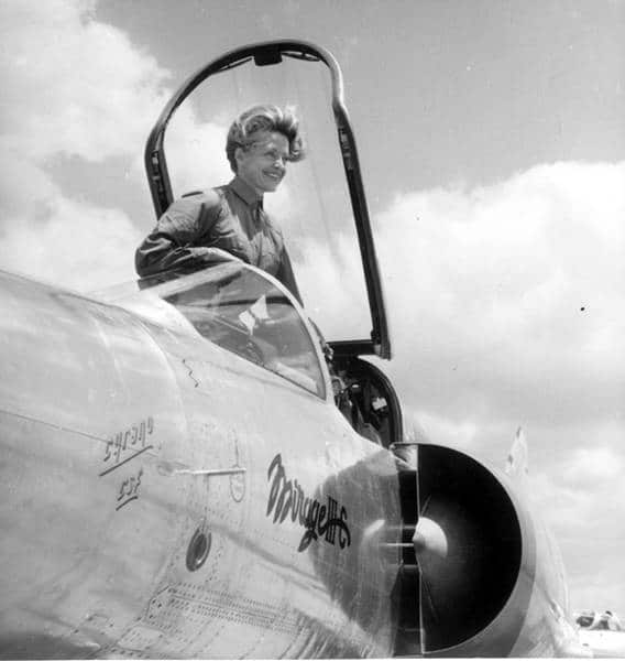 Toute l'Histoire d'une femme pilote d'essai Jacqueline Auriol -1917 / 2000 Article rédigé par Daniela DAUDE artiste mobilier avec pièces autos motos