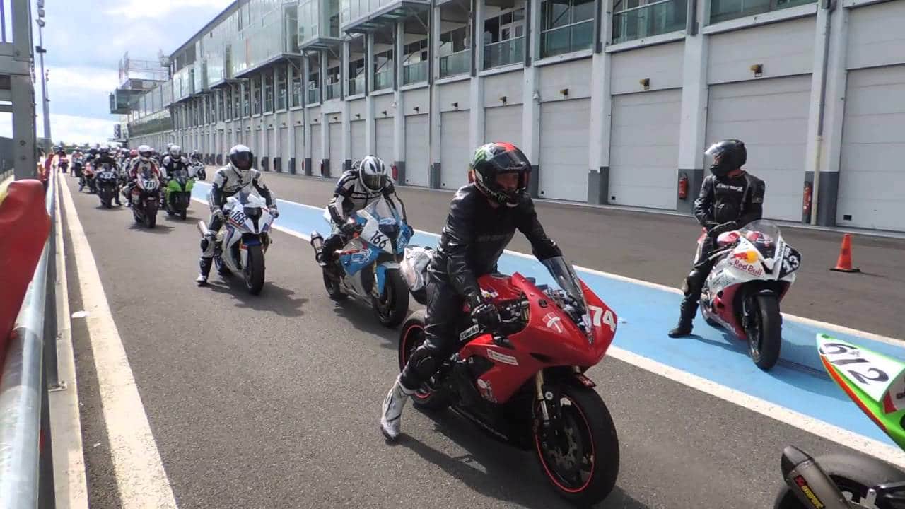 Détail et inscription : Pirelli Days Circuit Magny-Cours Agenda d’événements auto moto de Daniela DAUDE Artiste Création de mobilier avec pièces auto moto