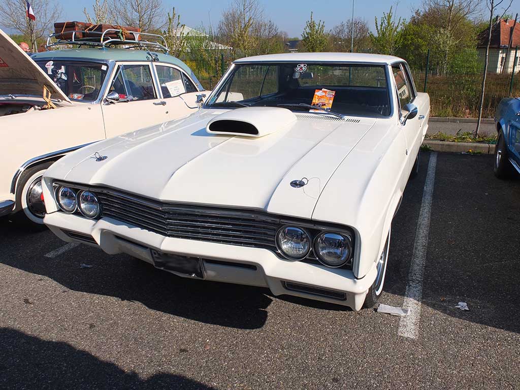 Photos, infos et détail du RDV mensuel autos/motos au Trident Mulhouse 2e dimanche |Agenda auto moto en France et Europe de Daniela DAUDE artiste Mobilier avec pièces auto/moto