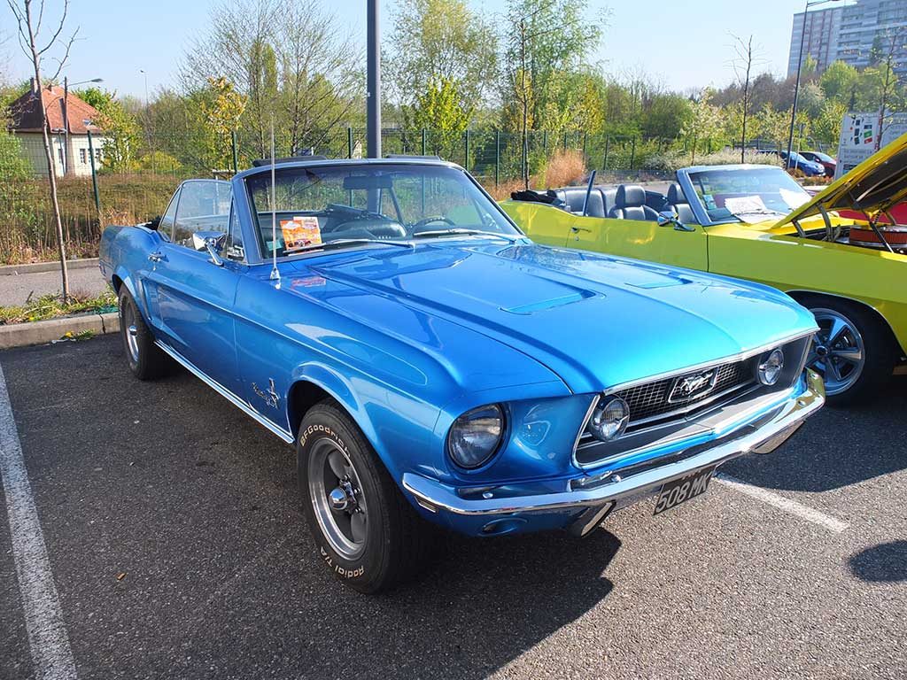 Photos, infos et détail du RDV mensuel autos/motos au Trident Mulhouse 2e dimanche |Agenda auto moto en France et Europe de Daniela DAUDE artiste Mobilier avec pièces auto/moto