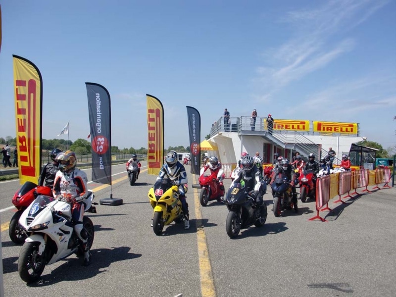 Détail et inscription : Pirelli Days Circuit Le Vigeant Agenda d’événements auto moto de Daniela DAUDE Artiste Création de mobilier avec pièces auto moto