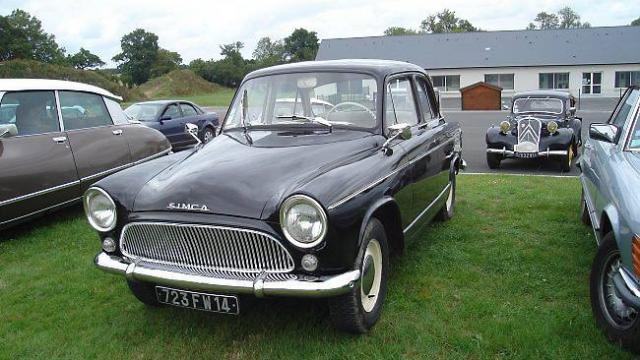 Passionnés de mécaniques d'autos anciennes? nous vous attendons le 1er dimanche de 10 h a 12 h cours KOENIG pour le rendez-vous mensuel auto CAEN. Agenda d'événements auto moto en France de Daniela DAUDE artiste mobilier avec pièces autos