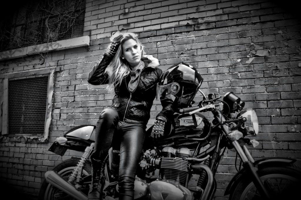 Salon de la Moto PONT-A-MOUSSON 1er weekend de mars en + compétition, team, show-bike, pilotes... Très gros show mécanique, dragsters; stunt. Agenda auto moto de Daniela artiste Mobilier avec pièces auto moto