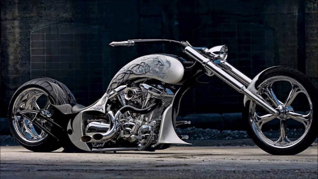 Ne manquez pas un rendez-vous incontournable pour les amateurs de Harley, le 3ème dimanche de septembre, Le Festival Harley et Custom EVREUX - Agenda auto moto de Daniela DAUDE artiste mobilier avec pièces auto moto
