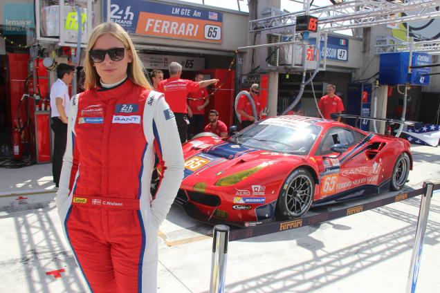 24 Heures du Mans 2019 Christina Nielsen devant sa Ferrari 488 GTE
